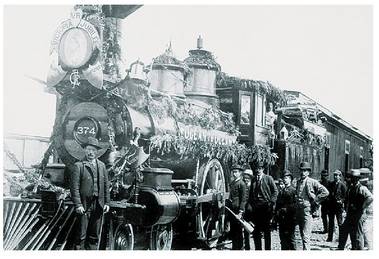 Kanadako burdinbide sarearen zati berri baten inaugurazioa, 1880an. Garraioen alorreko lehen iraultza itsasoko garraioetan lurrun makina erabiltzen hasi zenean eta XIX. mendearen erdialdera lehenengo trenak agertu zirenean gertatu zen.<br><br>